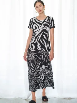 Skirts|Misook Zebra Swirl Soft Knit Skirt Black/White